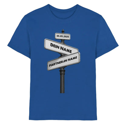 Straßenschild Wegweiser • mehrere Artikel • ’Statement-Collection’ • Wunschtext • Mein Motiv - Premium Kinder T-Shirt