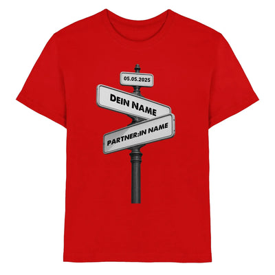 Rotes baumwollshirt mit aufdruck von drei straßenschildern aus der statement-collection mit wunschtext