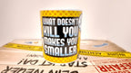 Gelbe keramiktasse mit punkten und schwarzem text was dich nicht umbringt macht dich kleiner super mario ii offizielles lizenzprodukt