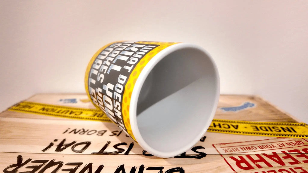 Super mario ii tasse mit gelb schwarzem sicherheitsband design aus keramik und fettem weißen text