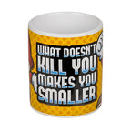 Gelbe keramik Tasse mit schwarzen und blauen grafik und text was dich nicht umbringt macht dich kleiner super mario II Lizenzprodukt