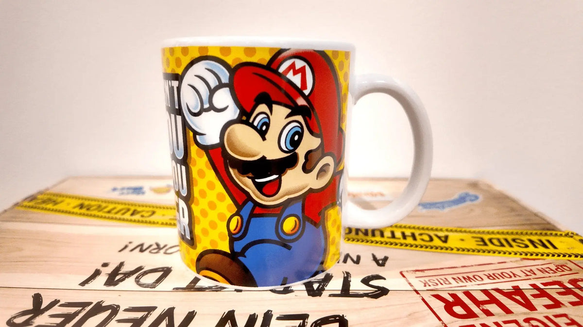 Eine leuchtend gelbe keramiktasse mit mario in seiner ikonischen roten mütze und blauen overalls, offizielles super mario ii lizenzprodukt