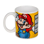 Weiße keramik tasse mit farbigem mario cartoon in roter mütze und blauer latzhose vor gelbem punkthintergrund