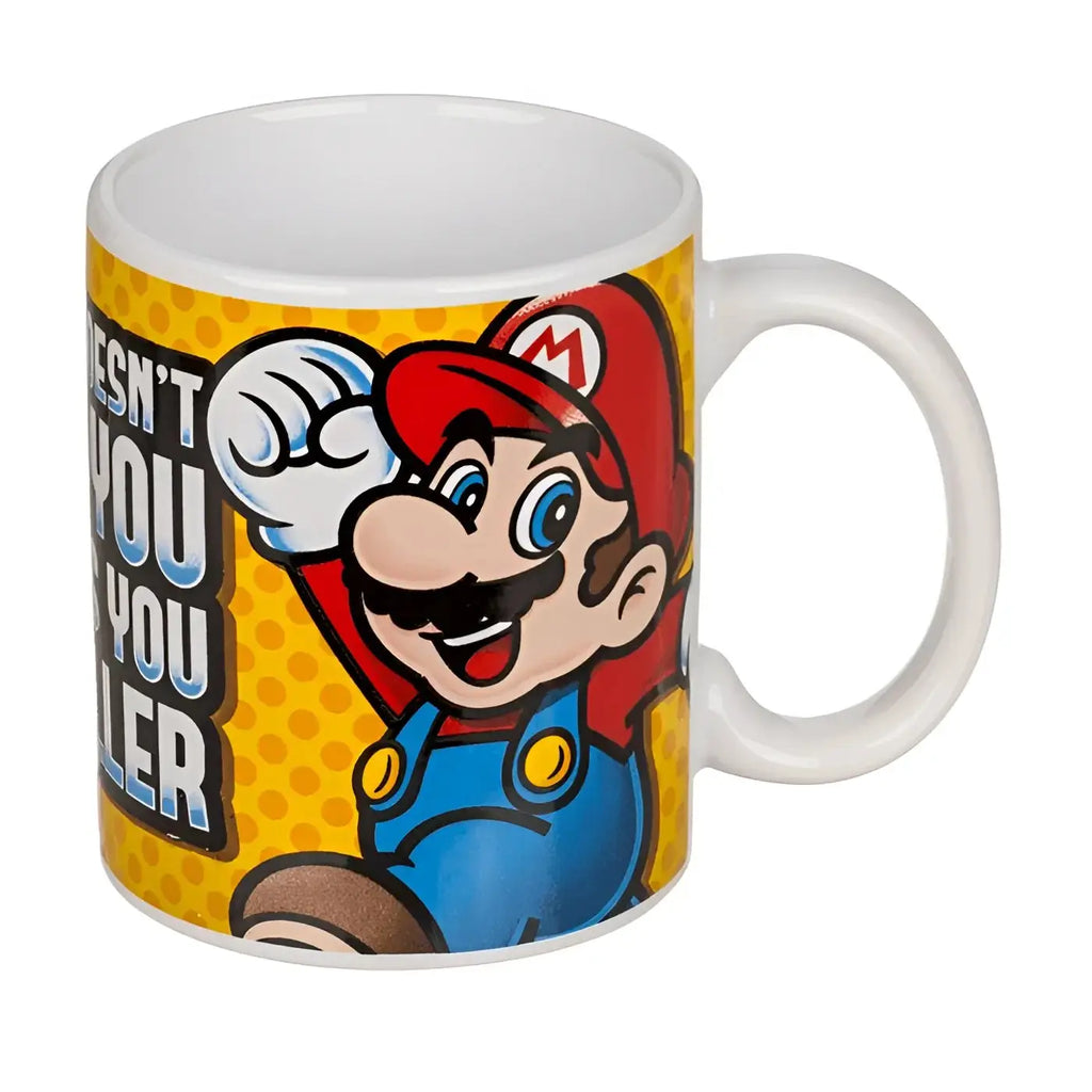 Weiße keramiktasse mit buntem mario cartoon in roter mütze und blauen überalls vor gelbem punkthintergrund