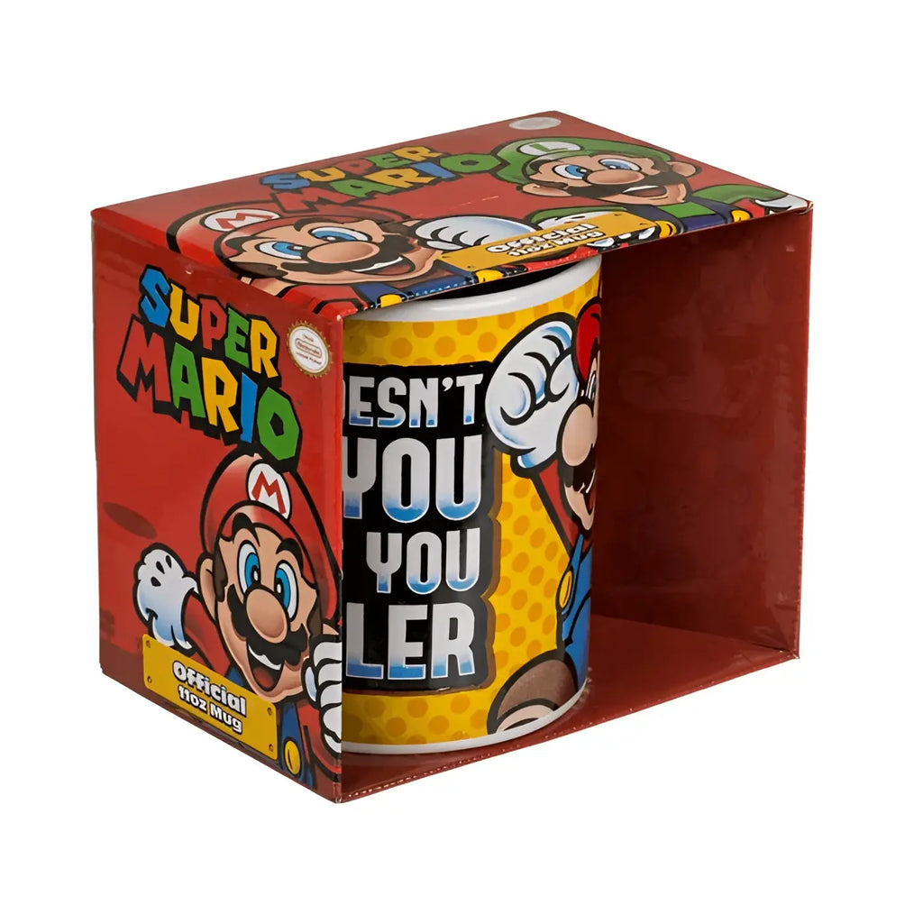 Gelbe keramiktasse mit super mario figuren und text esn’t you yo ler in schwarzer schrift mit blauem rand in roter box