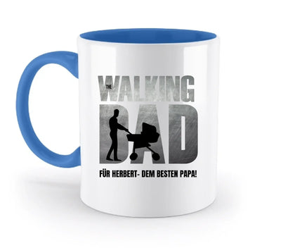 Weiße keramiktasse mit blauem griff und innenfarbe mit schwarzem silhouette motiv man schiebt kinderwagen dad und deutscher text darunter