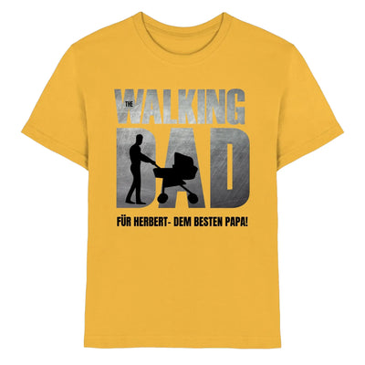 Ein senfgelbes baumwoll-t-shirt aus der statement-collection mit dem Text the walking dad und einem mann mit kinderwagen