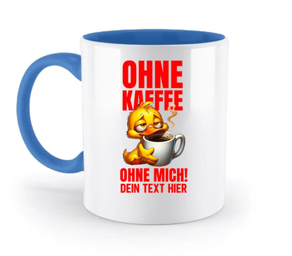 Weiße keramiktasse mit blauem inneren und griff, gelbe cartoonente mit kaffeetasse und rotem deutschen text, personalisierbar