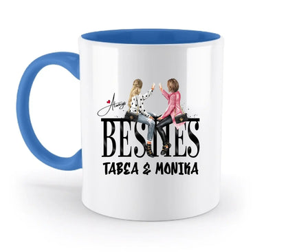 Weiße keramikmug mit blauem innenraum und henkel, farbige illustration von zwei frauen auf taschen und text besties tabea & monika