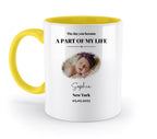 Weiße keramiktasse tasse dein foto splash mid mit gelbem griff und innenseite personalisierbar spülmaschinenfest mit babyfoto sophia und geburtsdatum
