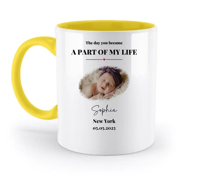Weiße keramiktasse tasse dein foto splash mid mit gelbem griff und innenseite personalisierbar spülmaschinenfest mit babyfoto sophia und geburtsdatum