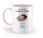 Weiße keramik-tasse mit pinkem griff und innen personalisiert mit ovalem babyfoto spülmaschinenfest