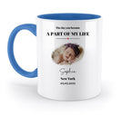 Weiße keramiktasse mit blauem griff und innenseite personalisiert mit babyfoto sophia und text the day you became a part of my life