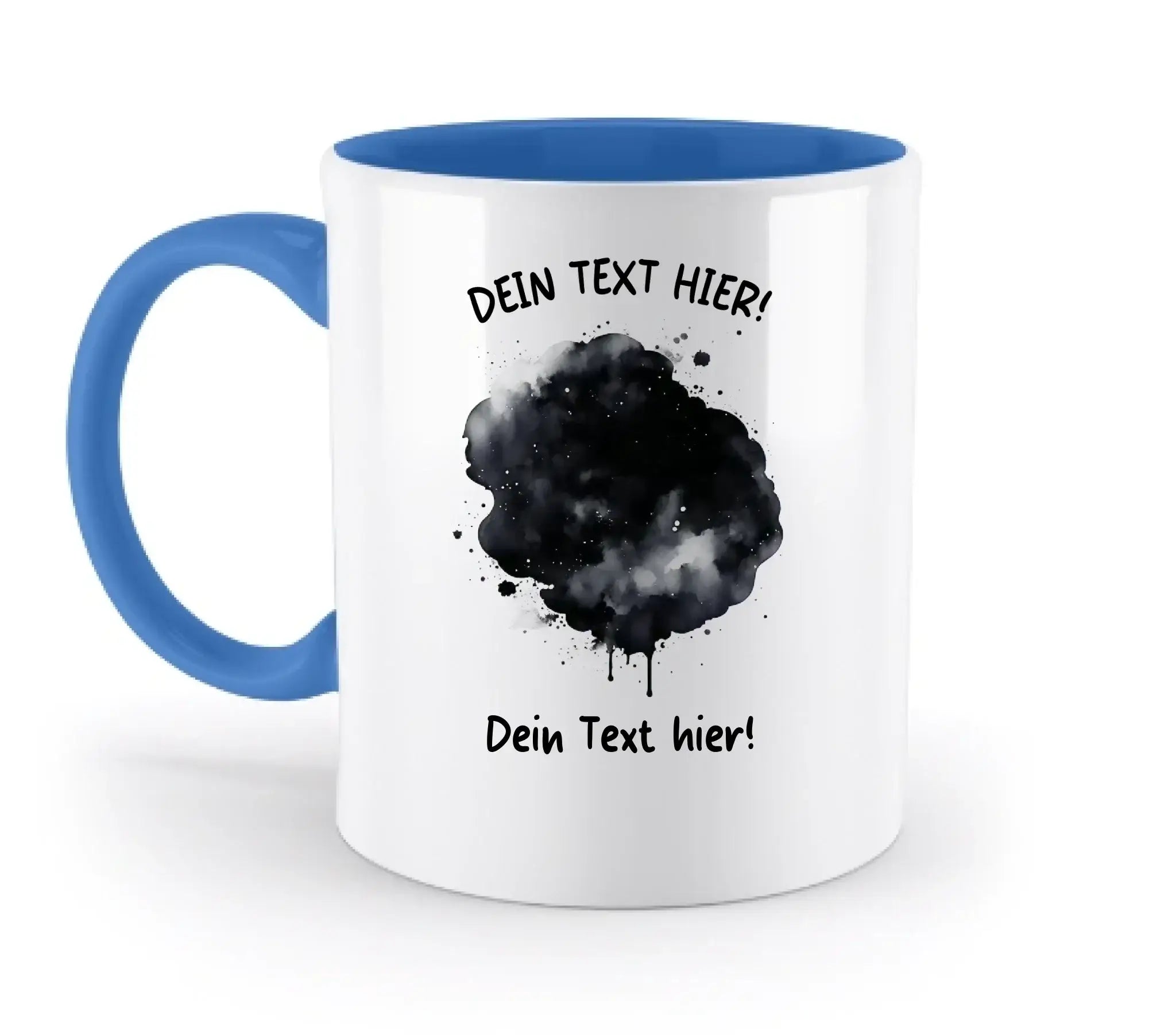 Weiße keramiktasse mit blauem griff und innen, schwarzem aquarell-farbklecks und deutschem platzhaltertext