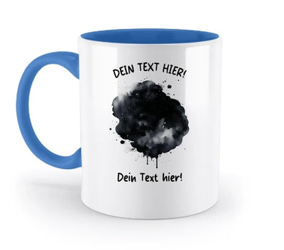 Weiße keramiktasse mit blauem griff und innen, schwarzem aquarell-farbklecks und deutschem platzhaltertext