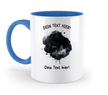Weiße keramiktasse mit blauem griff und innen, schwarzem aquarell-farbklecks und deutschem platzhaltertext