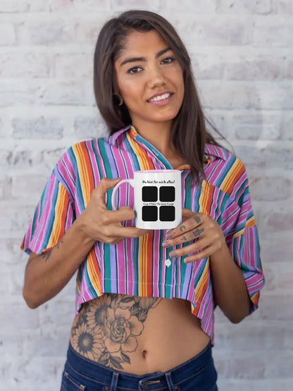 Weiße keramik tasse mit schwarzen rechteckfeldern und text the best for milk allel spülmaschinenfest und personalisierbar