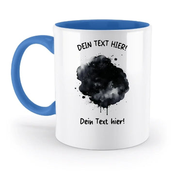 Weiße keramik tasse mit blauem inneren und griff, schwarzem aquarellfarbklecks und deutschem platzhaltertext