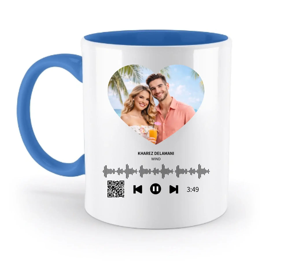 Weiße keramiktasse mit blauem griff und herzförmigem foto personalisierbar und spülmaschinenfest mit spotify-motiv