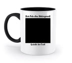 Weiße keramiktasse mit schwarzem griff und innen, personalisierbarer fotobereich mit deutschem rahmen, spülmaschinenfest