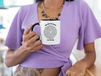 Weiße keramik tasse mit schwarzem griff und rand und spiralförmigem songtext motiv spülmaschinenfest personalisierbar