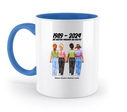Weiße keramik tasse mit blauem griff und innenfarbe mit personalisierbarer freundschaftsillustration von vier freunden