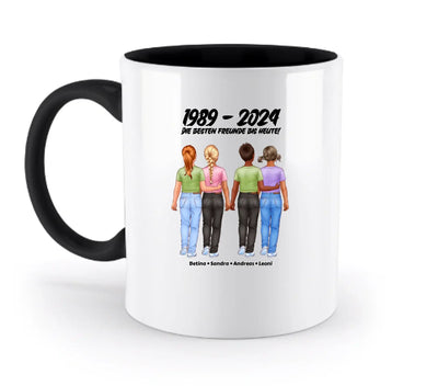 Weiße keramikmug mit schwarzem griff und innenfarbe zeigt bunte illustration von vier freunden die hände halten