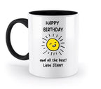 Weiße keramiktasse mit schwarzem griff und innen, fröhliche gelbe sonne und text happy birthday, spülmaschinenfest und personalisierbar