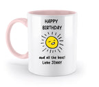 Weiße keramiktasse mit pinkem griff und innen happy birthday text und lächelnder gelber sonne, spülmaschinenfest
