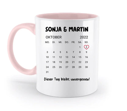 Weiße keramik tasse mit rosa griff und innen personalisierbar mit kalender oktober 2022 und namen sonja martin