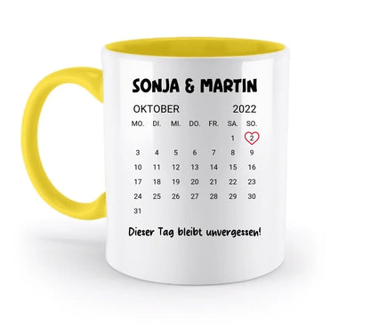 Weiße keramiktasse mit gelbem griff und innenfarbe, oktober 2022 kalender personalisierbar und spülmaschinenfest