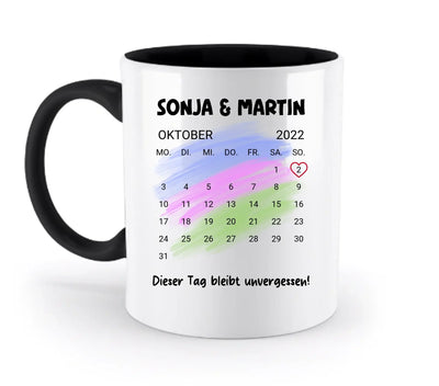 Weiße keramik tasse mit schwarzem griff und inhalt, oktober 2022 kalender für sonja und martin, datum 2 rot markiert, spülmaschinenfest
