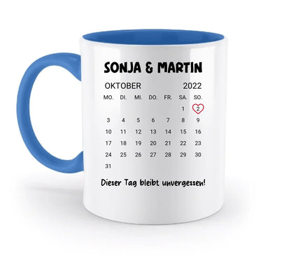 Weiße keramiktasse mit blauem innenraum und henkel, personalisierbarer oktober 2022 kalender für sonja und martin, spülmaschinenfest