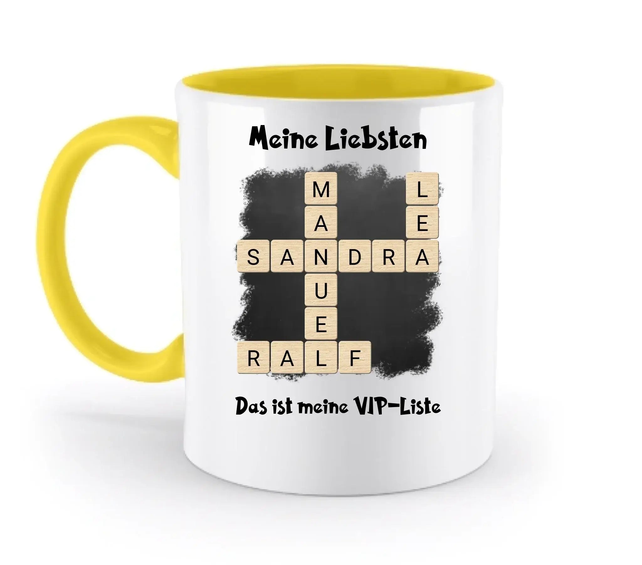 Weiße keramik tasse mit gelbem innen und griff personalisierbar mit kreuzworträtsel design aus buchstabenkacheln