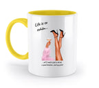 Weiße keramik tasse mit gelbem griff und innenfarbe, illustration von beinen in schwarzen high heels, spülmaschinenfest und personalisierbar