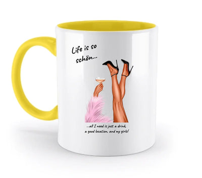 Weiße keramik tasse mit gelbem griff und innenfarbe, illustration von beinen in schwarzen high heels, spülmaschinenfest und personalisierbar