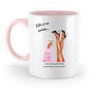 Weiße keramiktasse mit pinkem griff und innen, mit illustration von beinen in schwarzen high heels und cocktailglas, spülmaschinenfest und personalisierbar