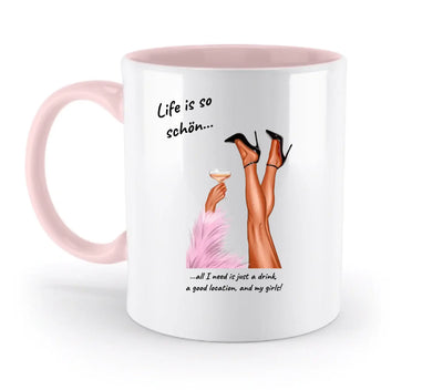 Weiße keramiktasse mit pinkem griff und innen, mit illustration von beinen in schwarzen high heels und cocktailglas, spülmaschinenfest und personalisierbar
