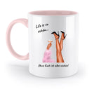 Weiße keramik tasse mit pinkem griff und innenbereich, illustration schwarze heels beine mit sektglas, spülmaschinenfest