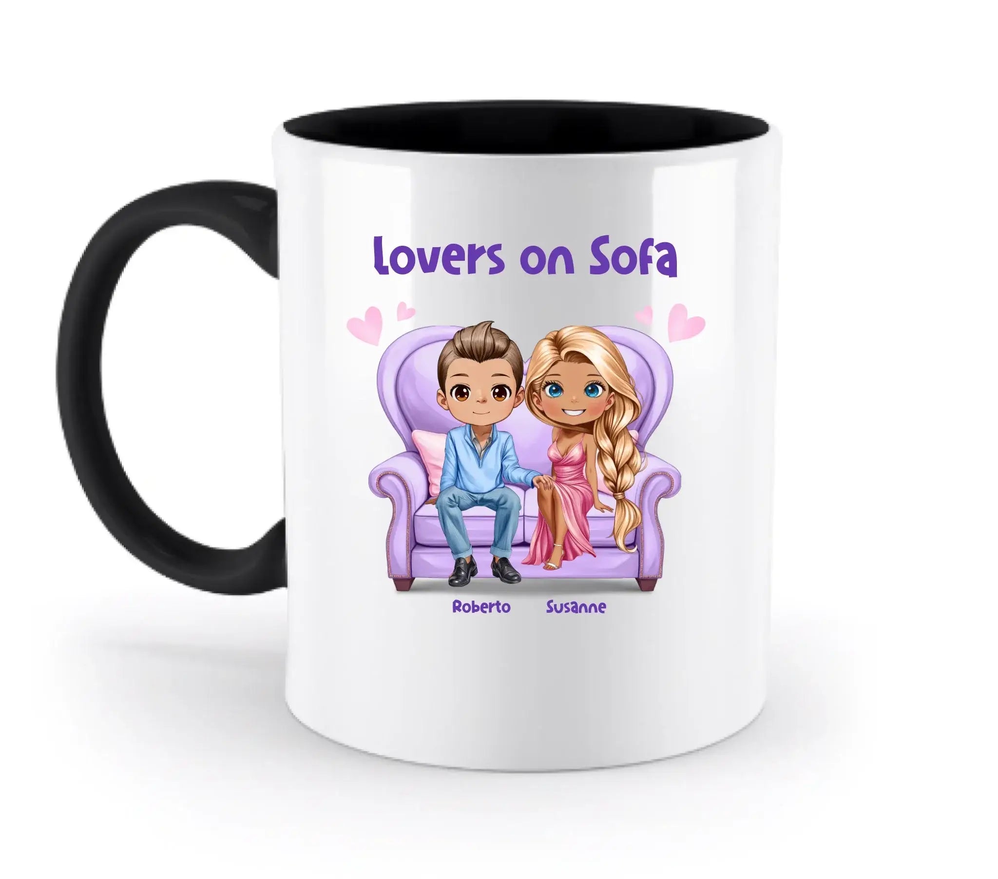 Weiße keramiktasse mit schwarzem griff und innenfarbe, bunte cartoonillustration von zwei liebenden auf lila sofa