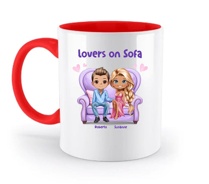 Weiße keramiktasse mit rotem henkel und innenraum, mit cartoon von zwei liebenden auf lila sofa, spülmaschinenfest und personalisierbar
