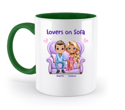 Weiße keramik tasse mit grünem griff und innenraum, cartoon zwei liebende auf lila sofa mit text lovers on sofa