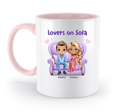 Weiße keramik Tasse mit pinkem griff und innen und cartoon roberto und susanne auf lila sofa spülmaschinenfest