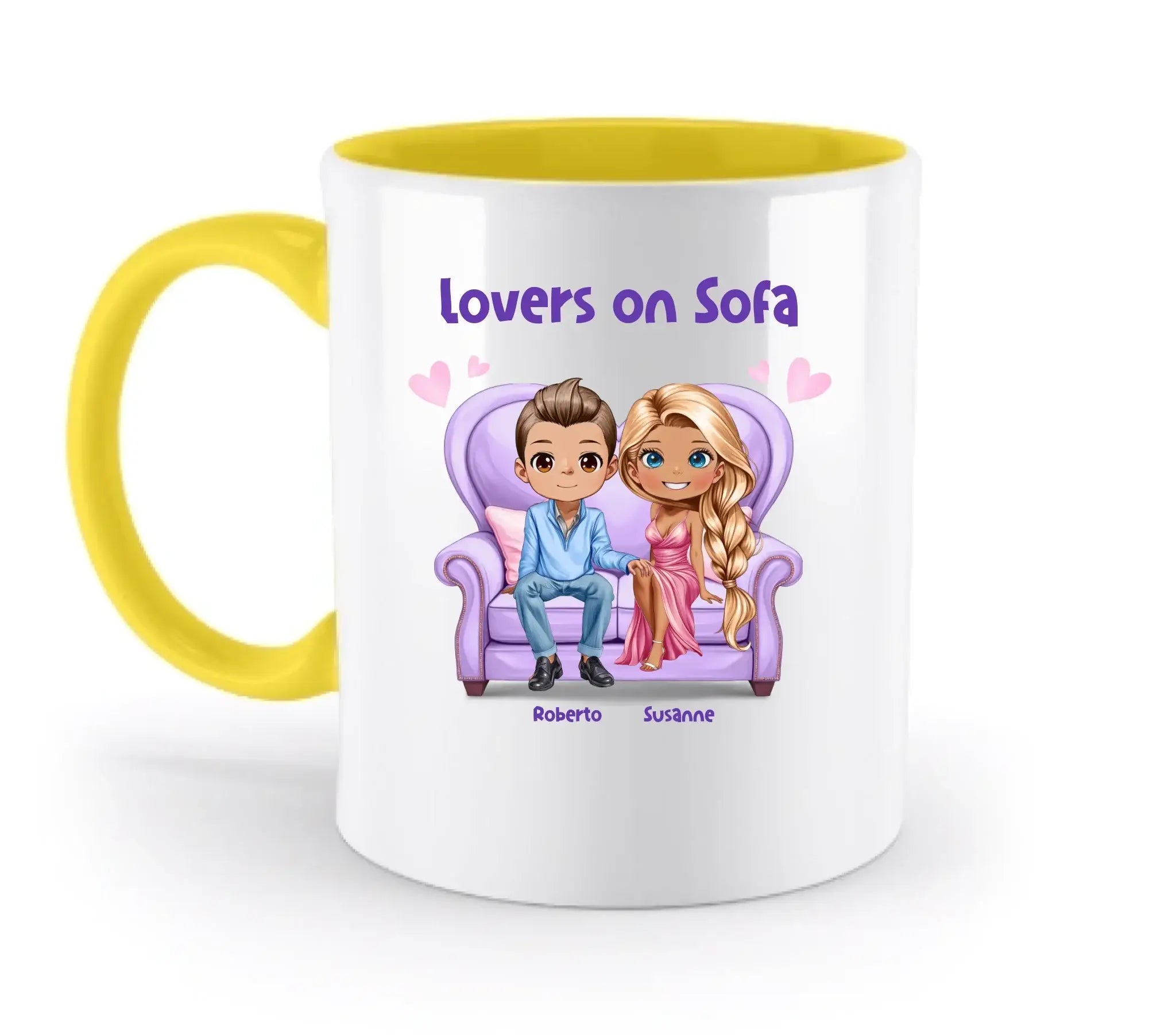 Weiße keramik-tasse mit gelbem griff und innen, mit bunter cartoon-illustration von zwei liebenden auf violettem sofa, spülmaschinenfest und personalisierbar