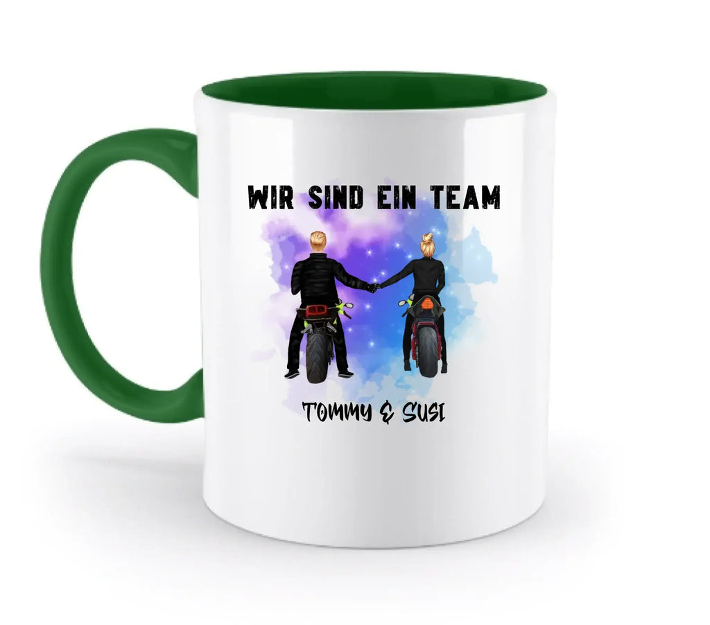 Weiße keramiktasse mit grünem griff und innenraum mit motorradpaar design auf lila aquarellhintergrund spülmaschinenfest