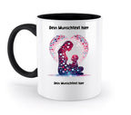 Weiße keramiktasse mit schwarzem griff und innenraum, buntes herz-motiv mit mutter und kind, spülmaschinenfest und personalisierbar