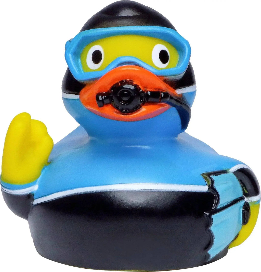 Blaue und schwarze taucher quietsche-ente aus gummi mit orangem mundstück und blauen taucherbrillen fürs baden