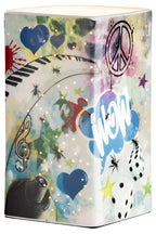 Bunte tischleuchte street art 1 aus porzellan mit graffiti design aus herzen frieden zeichen musiknoten und spinnen
