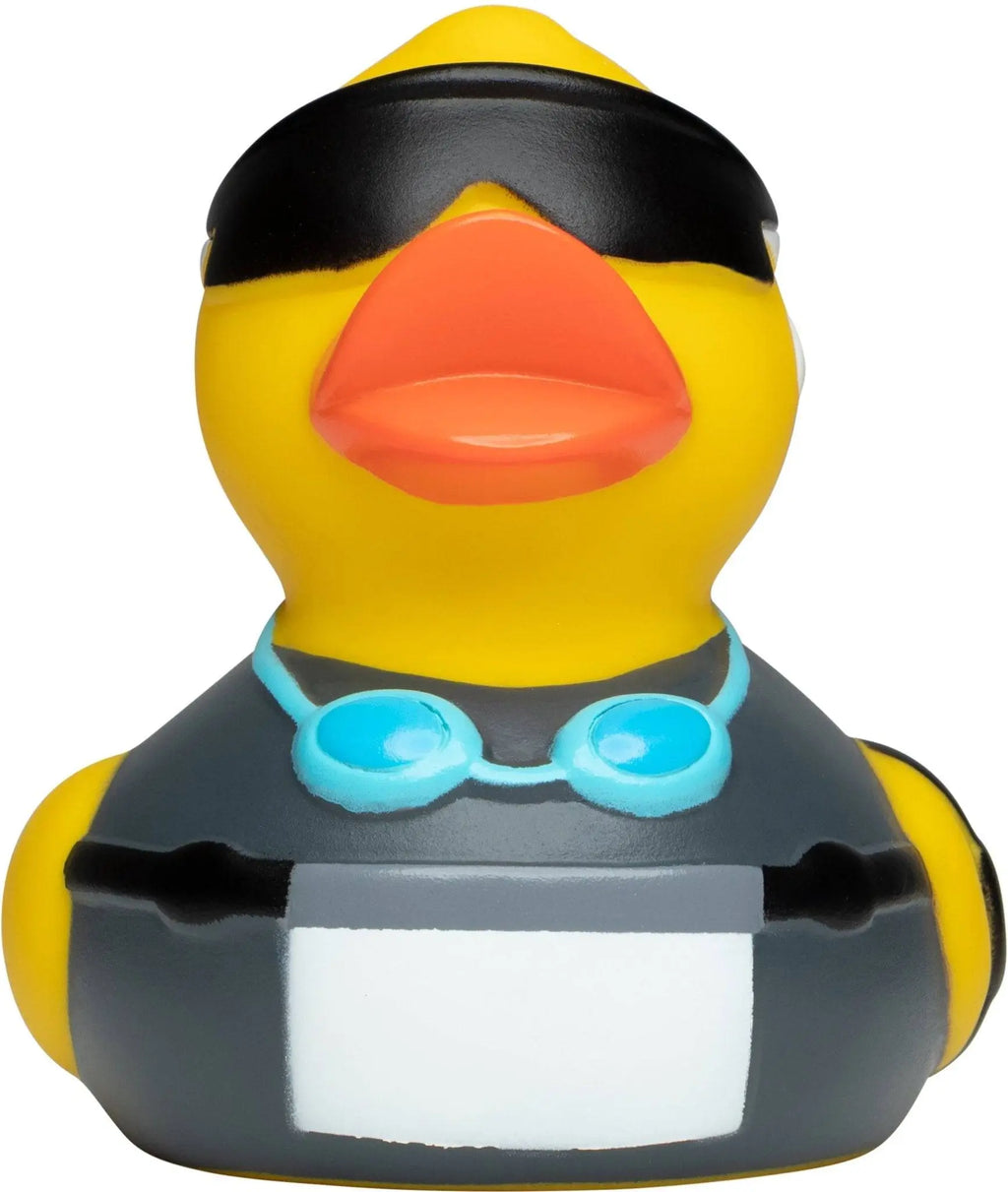 Gelbe triathlon badeente mit schwarzer sonnenbrille grauem taucheranzug und blauen taucherbrille am hals