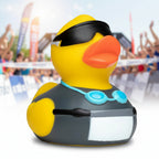 Gelbe triathlon quietsche-ente mit schwarzen sonnenbrillen und grauem badeanzug mit blauen schwimmbrillen